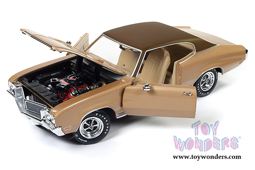 Auto World American Muscle - Hemmings Muscle Machines | Buick&reg; Skylark GS Stage 1 Hardtop (1970, 1/18 scale diecast model car, Gold) AMM1105