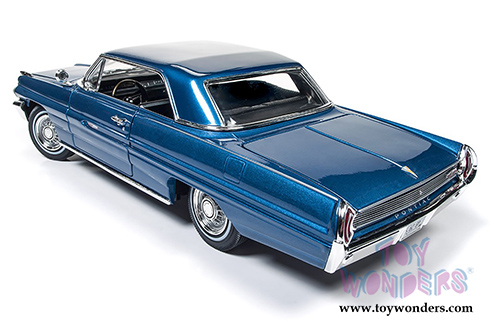 Auto World - Pontiac&reg; Grand Prix&trade; Hardtop (1962, 1/18 scale diecast model car, Ensign Blue) AMM1122