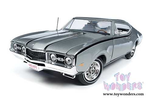 Auto World - American Muscle | Oldsmobile&reg; Cutlass&trade; Hurst/Olds Hardtop Class of  '68 (1968, 1/18 scale diecast model car, Silver/Black) AMM1143