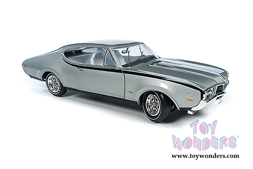 Auto World - American Muscle | Oldsmobile&reg; Cutlass&trade; Hurst/Olds Hardtop Class of  '68 (1968, 1/18 scale diecast model car, Silver/Black) AMM1143