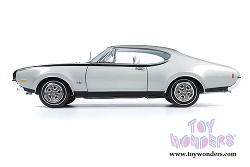 Auto World - American Muscle | Oldsmobile&reg; Cutlass&trade; Hurst/Olds Hardtop Class of  '68 (1968, 1/18 scale diecast model car, Silver/Black) AMM1143