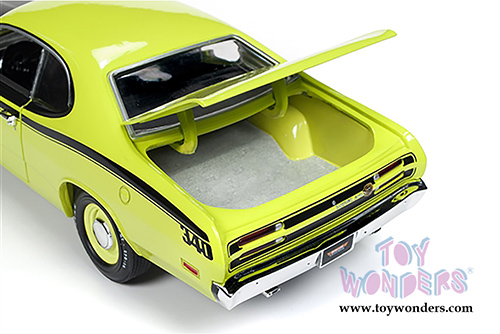 Auto World - American Muscle - Plymouth Duster 340 Hardtop Muscle Car & Corvette Nationals (MCACN) (1971, 1/18 scale diecast model car, Green) AMM1154