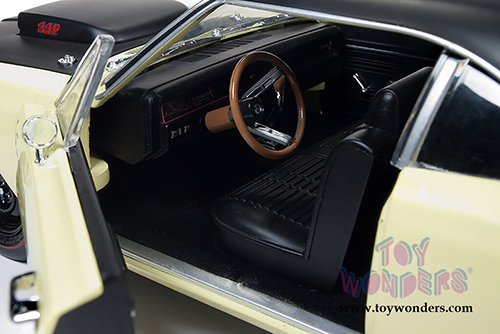 Auto World - American Muscle | Plymouth Road Runner Hardtop Class of '69 50th Anniversary (1969, 1/18 scale diecast model car, Sunfire Yellow/Black) AMM1179