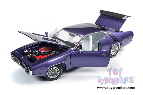 Auto World - American Muscle - Plymouth Road Runner Hardtop Muscle Car & Corvette Nationals (MCACN) (1971, 1/18 scale diecast model car, Violet) AMM1182