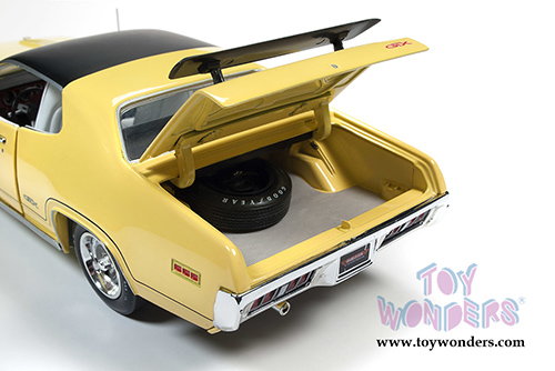 Auto World - American Muscle - Plymouth GTX Hardtop Muscle Car & Corvette Nationals (MCACN) (1971, 1/18 scale diecast model car, Lemon Twist) AMM1186