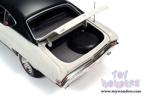 Auto World American Muscle - Chevrolet&reg; Nickey&reg; Chevelle&reg; Hardtop (1968, 1/18 scale diecast model car, Ermine White/Black) AMM1201