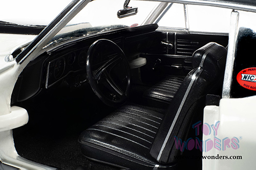 Auto World American Muscle - Chevrolet&reg; Nickey&reg; Chevelle&reg; Hardtop (1968, 1/18 scale diecast model car, Ermine White/Black) AMM1201