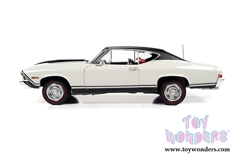 Auto World American Muscle - Chevrolet&reg; Nickey&reg; Chevelle&reg; Hardtop (1968, 1/18 scale diecast model car, Ermine White/Black) AMM1201
