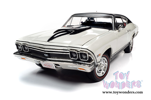 Auto World American Muscle - Chevrolet&reg; Nickey&reg; Chevelle&reg; Hardtop (1968, 1/18 scale diecast model car, Ermine White/Black) AMM1201