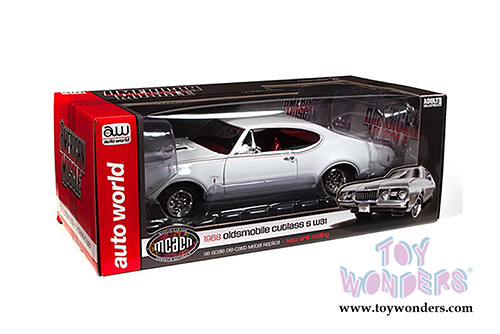 Auto World - American Muscle - Oldsmobile Cutlass S W31 Hardtop Muscle Car & Corvette Nationals (MCACN) (1968, 1/18 scale diecast model car, White) AMM1208