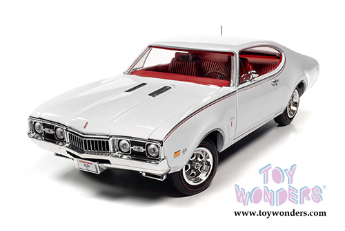 Auto World - American Muscle - Oldsmobile Cutlass S W31 Hardtop Muscle Car & Corvette Nationals (MCACN) (1968, 1/18 scale diecast model car, White) AMM1208