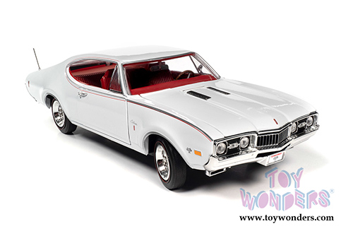 Auto World - American Muscle - Oldsmobile Cutlass S W31 Hardtop Muscle Car & Corvette Nationals (MCACN) (1968, 1/18 scale diecast model car, White) AMM1208