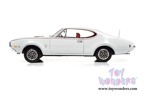 Auto World - American Muscle - Oldsmobile Cutlass S W31 Hardtop Muscle Car & Corvette Nationals (MCACN) (1968, 1/18 scale diecast model car, White) AMM1208