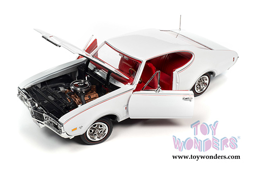 Auto World - American Muscle - Oldsmobile Cutlass S W31 Hardtop Muscle Car & Corvette Nationals (MCACN) (1968, 1/18 scale diecast model car, White) AMM1208