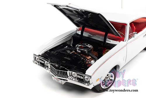 Auto World - American Muscle - Oldsmobile Cutlass S W31 Hardtop Muscle Car & Corvette Nationals (MCACN) (1968, 1/18 scale diecast model car, White) AMM1208