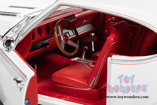 Auto World - American Muscle - Oldsmobile Cutlass S W31 Hardtop Muscle Car & Corvette Nationals (MCACN) (1968, 1/18 scale diecast model car, White) AMM1208