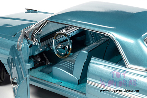 Auto World - Pontiac&reg; Royal Bobcat Catalina Hardtop (1962, 1/18 scale diecast model car, Aquamarine) AMM1212