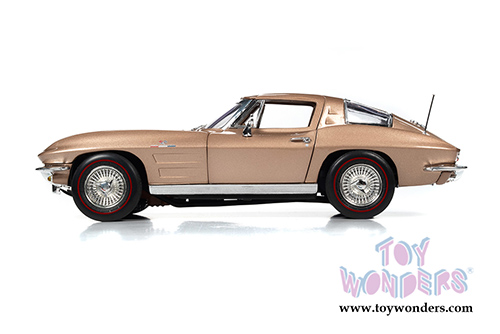 Auto World - American Muscle | Chevrolet&reg; Corvette&reg; Stingray Coupe (1963, 1/18 scale diecast model car, Saddle Tan) AMM1222