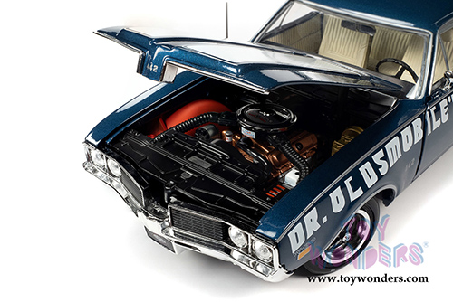 Auto World American Muscle - Oldsmobile&reg; 442 W-30 Coupe Muscle Car & Corvette Nationals (MCACN) (1969, 1/18 scale diecast model car, Trophy Blue/White) AMM1235