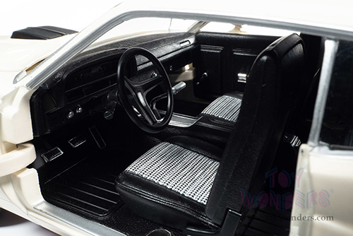 Auto World - American Muscle 30th Anniversary | Ford Torino Cobra Class of '71 (1971, 1/18 scale diecast model car, Wimbledon White) AMM1256