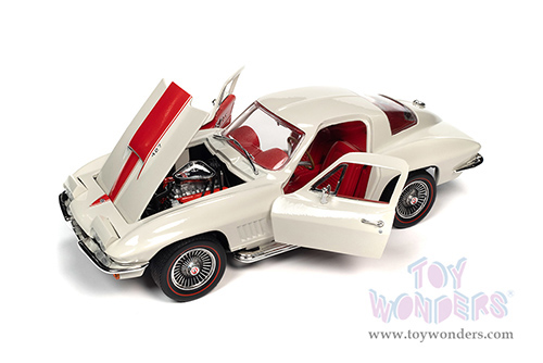 Auto World American Muscle - Chevrolet&reg; Corvette&reg; 427 Hardtop (1967, 1/18 scale diecast model car, White/Red Stinger stripe) AMM1279
