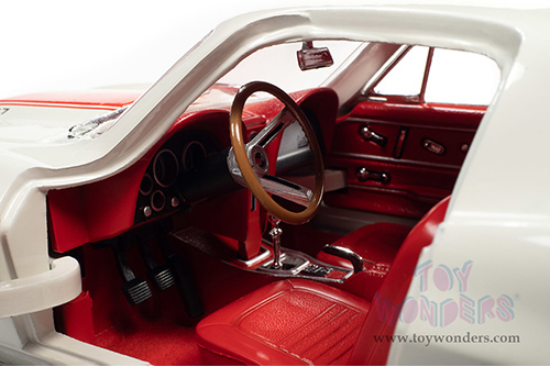 Auto World American Muscle - Chevrolet&reg; Corvette&reg; 427 Hardtop (1967, 1/18 scale diecast model car, White/Red Stinger stripe) AMM1279