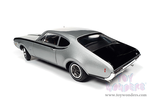 Auto World American Muscle - Oldsmobile® Cutlass Hurst Olds 2-Door Post Coupe Muscle Car & Corvette Nationals (MCACN) (1968, 1/18 scale diecast model car, Peruvian Silver) AMM1287
