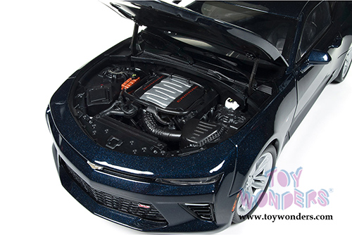 Auto World - Muscle Cars USA | Chevy&reg; Camaro&reg; SS&trade; 50th Anniversary Hardtop (2016, 1/18 scale diecast model car, Blue Velvet) AW239