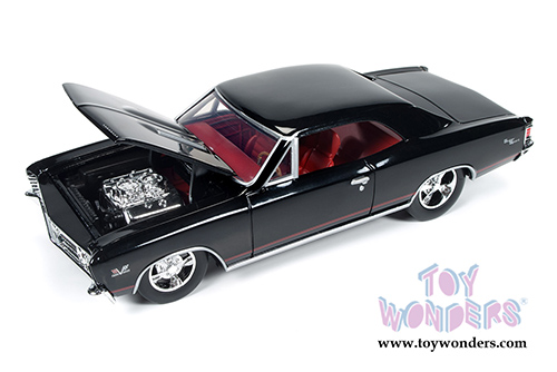 Auto World - Chevy Chevelle SS Hardtop (1967, 1/24 scale diecast model car, Tuxedo Black) AW24006