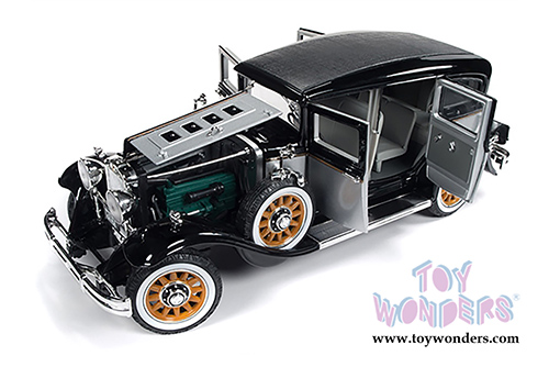 Auto World - Peerless Master 8 Sedan (1931, 1/18 scale diecast model car, Black/Silver) AW252