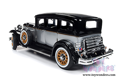 Auto World - Peerless Master 8 Sedan (1931, 1/18 scale diecast model car, Black/Silver) AW252
