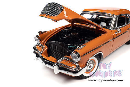 Auto World - Studebaker Golden Hawk Hardtop (1957, 1/18 scale diecast model car, Coppertone Orange/White) AW270