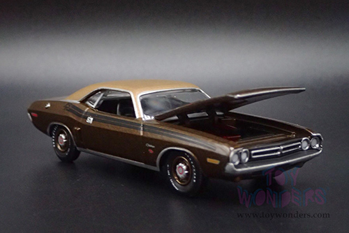 Auto World Premium - Dodge Challenger R/T "Mecum Auctions" (1971, 1/64 scale diecast model car, Dark Gold Metallic w/Gold Vinyl Roof) AWSP160/24