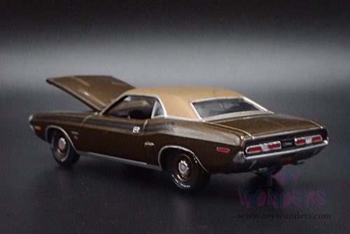 Auto World Premium - Dodge Challenger R/T "Mecum Auctions" (1971, 1/64 scale diecast model car, Dark Gold Metallic w/Gold Vinyl Roof) AWSP160/24