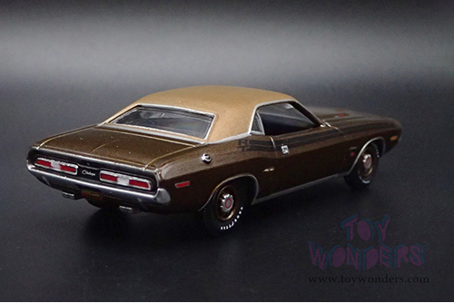 Auto World Premium - Dodge Challenger R/T "Mecum Auctions" (1971, 1/64 scale diecast model car, Dark Gold Metallic w/Gold Vinyl Roof) AWSP160/24