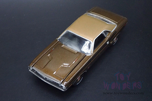 Auto World Premium - Dodge Challenger R/T "Mecum Auctions" (1971, 1/64 scale diecast model car, Dark Gold Metallic w/Gold Vinyl Roof) AWSP160/24