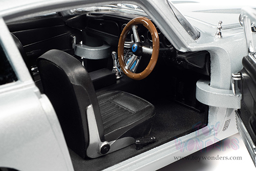 Auto World Silver Screen Machines | Aston Martin DB5 Coupe RHD (Right Hand Drive) - James Bond 007 "No Time To Die" (1965, 1/18 scale diecast model car, Silver Birch Metallic) AWSS131