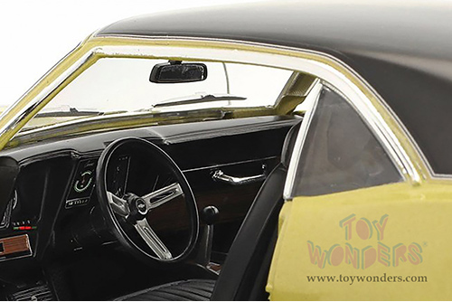 Greenlight Highway 61 - Pawn Stars (2009-Present TV Series) - Chevrolet® Camaro Z/28 (1969, 1/18 scale diecast model car, Gold/Black) HWY18032