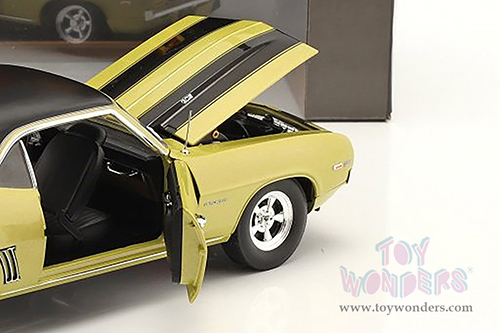 Greenlight Highway 61 - Pawn Stars (2009-Present TV Series) - Chevrolet® Camaro Z/28 (1969, 1/18 scale diecast model car, Gold/Black) HWY18032