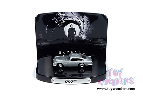 Round 2 Johnny Lightning - Silver Screen Machines Dioramas 2020 Release 1 (1/64 scale diecast model car, Asstd.) JLDR013/24