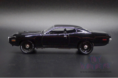 Round 2 Johnny Lightning - Plymouth Road Runner "Mecum Auctions" (1971, 1/64 scale diecast model car, Gloss Black) JLSP377/24