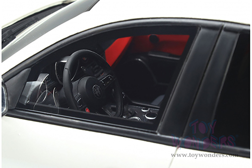 Ottomobile - Alfa Romeo Giulia Quadrifoglio Hardtop (2019, 1/18 scale resin model car, White Trofeo) OT839