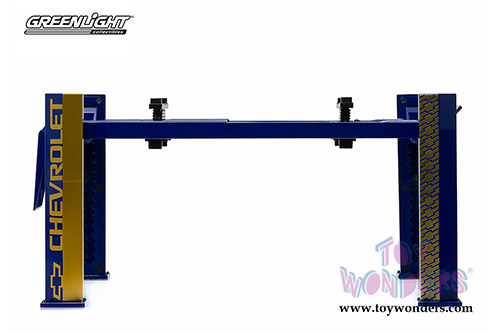 Greenlight  - Four Post Lift Chevrolet Edition (1/18 scale diecast model accessory, Blue/Gold) 12918