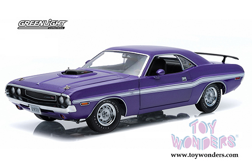 Greenlight - Dodge Challenger R/T Hemi Hard Top (1970, 1/18 scale diecast model car, Plum Purple) 12930