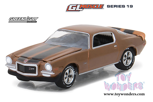 Greenlight - GL Muscle Series 19 | Chevrolet Camaro Z/28 Hardtop (1972, 1/64 scale diecast model car, Mojave Gold) 13190D/48