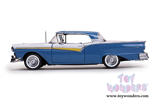 Sun Star USA - Ford Fairlane 500 Skyliner Convertible (1957, 1/18 scale diecast model car, Dresden Blue/Colonial White) 1338BU