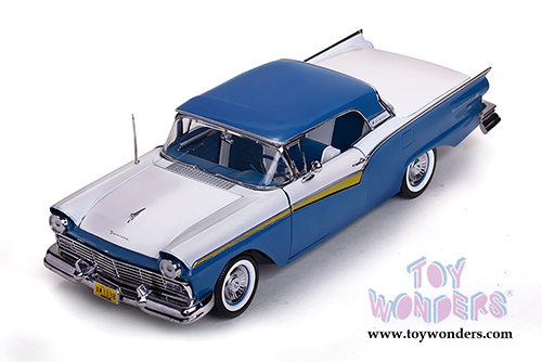 Sun Star USA - Ford Fairlane 500 Skyliner Convertible (1957, 1/18 scale diecast model car, Dresden Blue/Colonial White) 1338BU