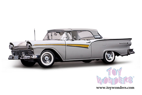 Sun Star USA - Ford Fairlane 500 Skyliner Convertible (1957, 1/18 scale diecast model car, Wood Smoke Gray/Colonial White) 1339GY