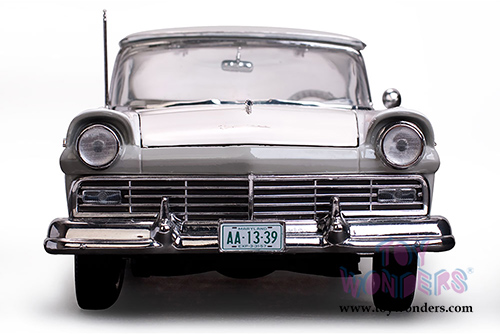 Sun Star USA - Ford Fairlane 500 Skyliner Convertible (1957, 1/18 scale diecast model car, Wood Smoke Gray/Colonial White) 1339GY