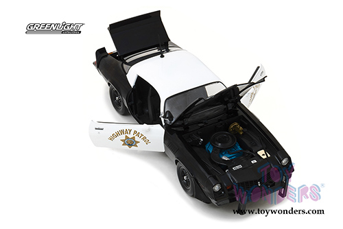 Greenlight - Chevrolet Camaro Z/28 California Highway Patrol Hardtop (CHP) with Police Officer Figurine (1979, 1/18 scale die cast model car, Black/White) 13506